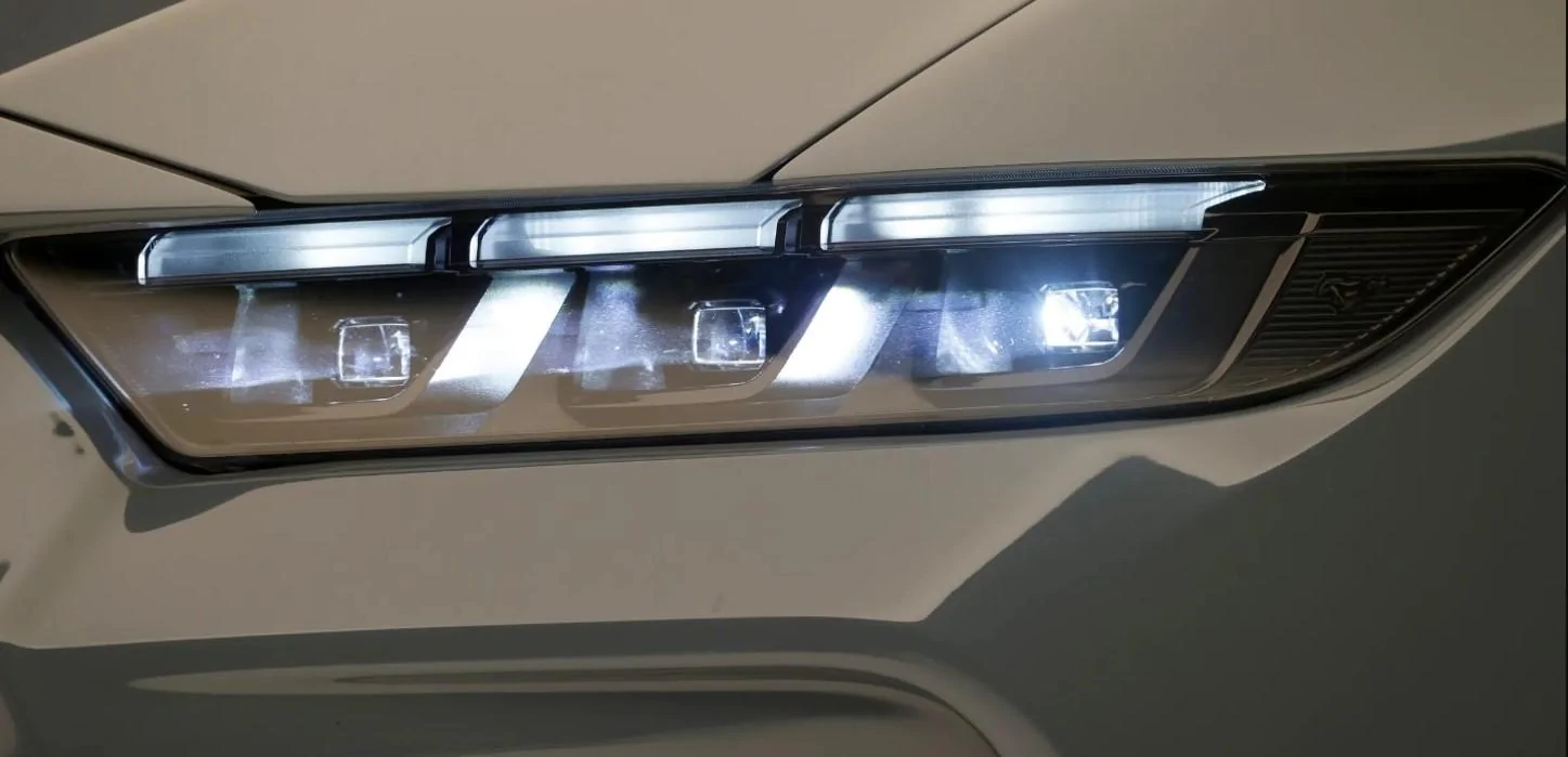 S650 Mustang Headlight close-up of S650 Mustang : a jem of a photo jem-jpg