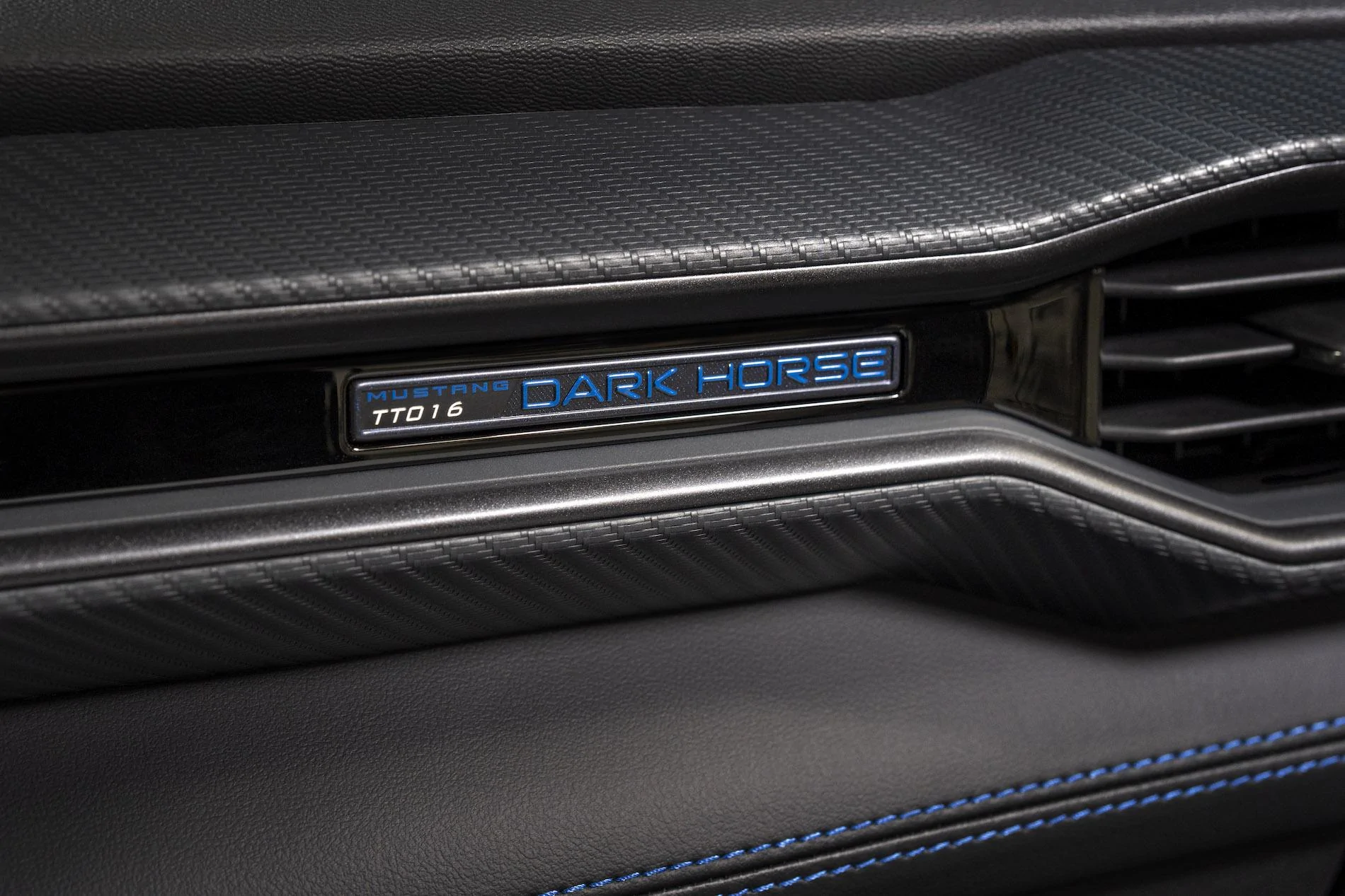 S650 Mustang New 2024 Mustang Dark Horse details: color-shifting Blue Ember paint, stripe options, interior look _EPP0880_V1