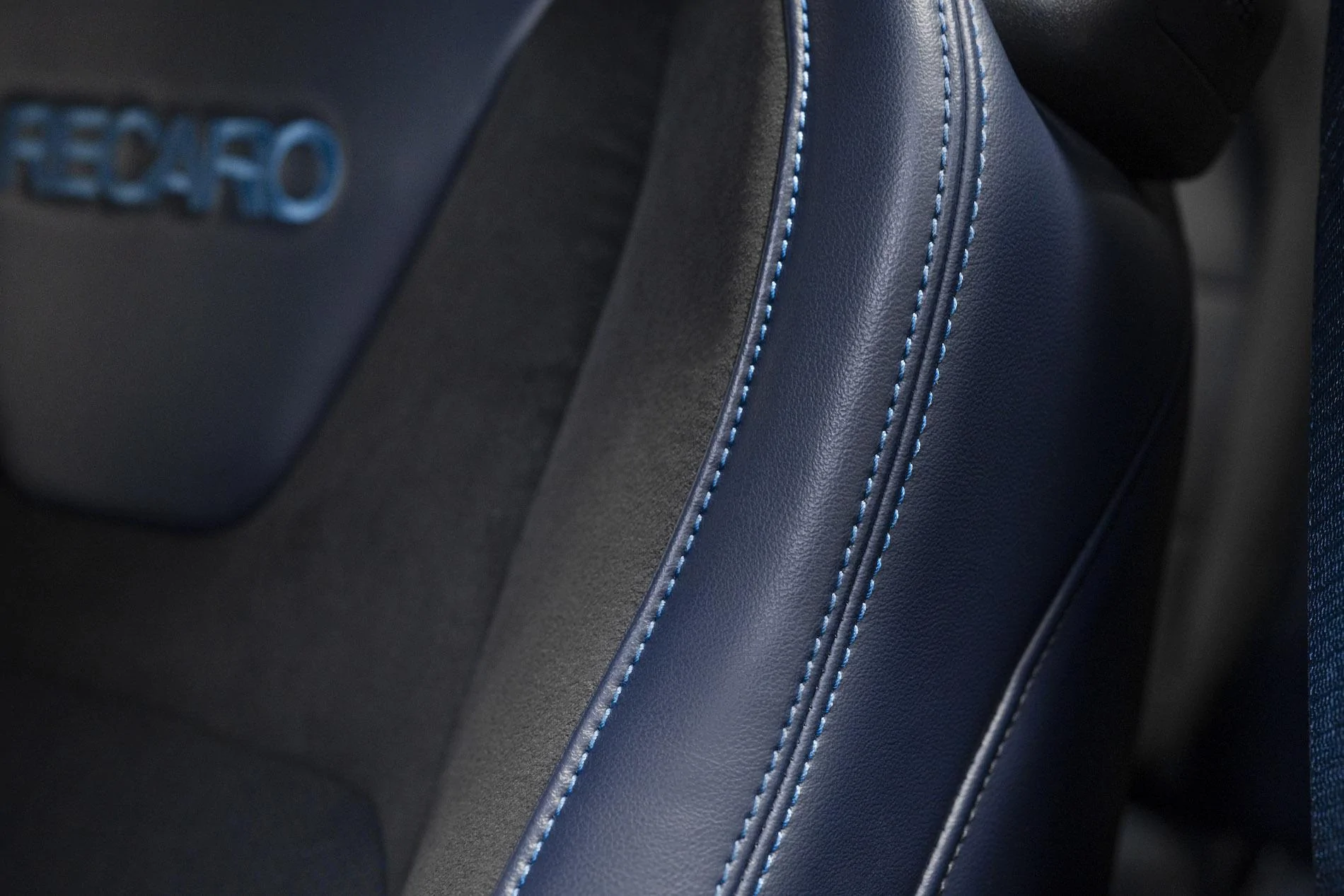 S650 Mustang New 2024 Mustang Dark Horse details: color-shifting Blue Ember paint, stripe options, interior look _EPP0818_V1