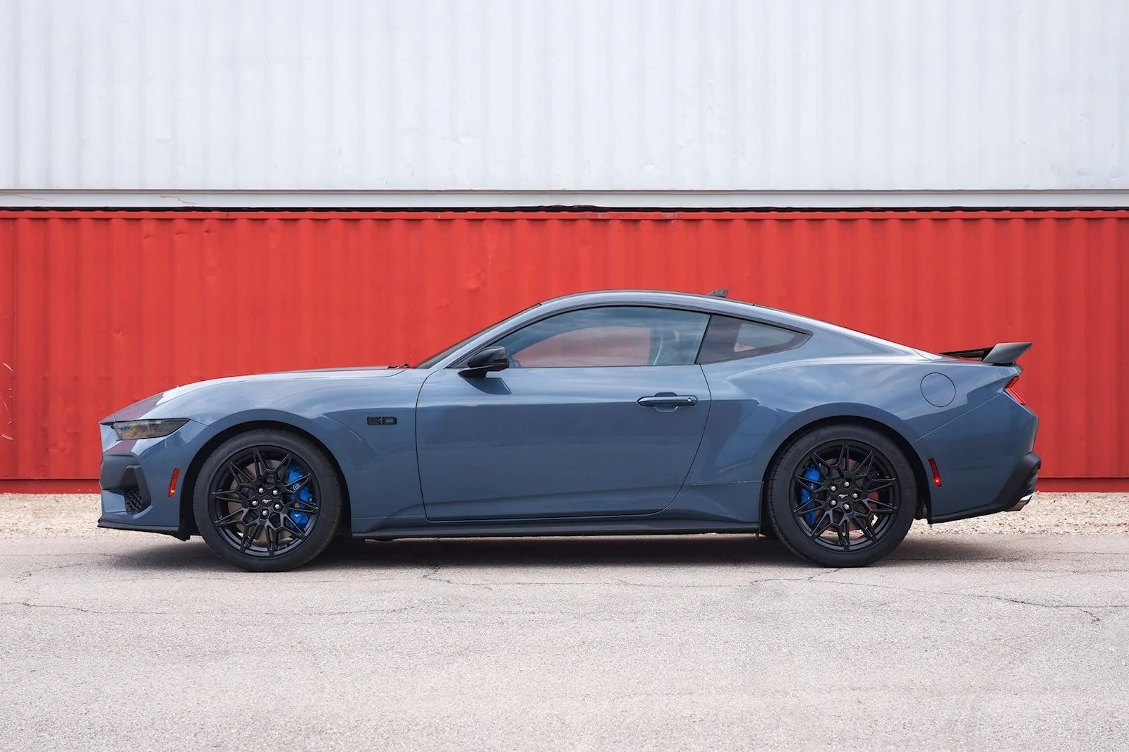 rd-mustang-gt-coupe-side-view-carbuzz-1038911-1600.webp