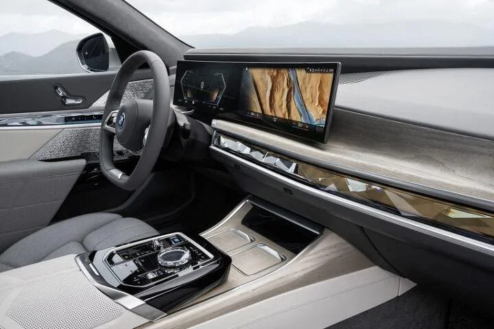 S650 Mustang Hands-on reviews: digital gauge cluster, display screens, SYNC 4 -- which media are calling impressive 2023-bmw-7-series-everything-but-the-kitchen-sink