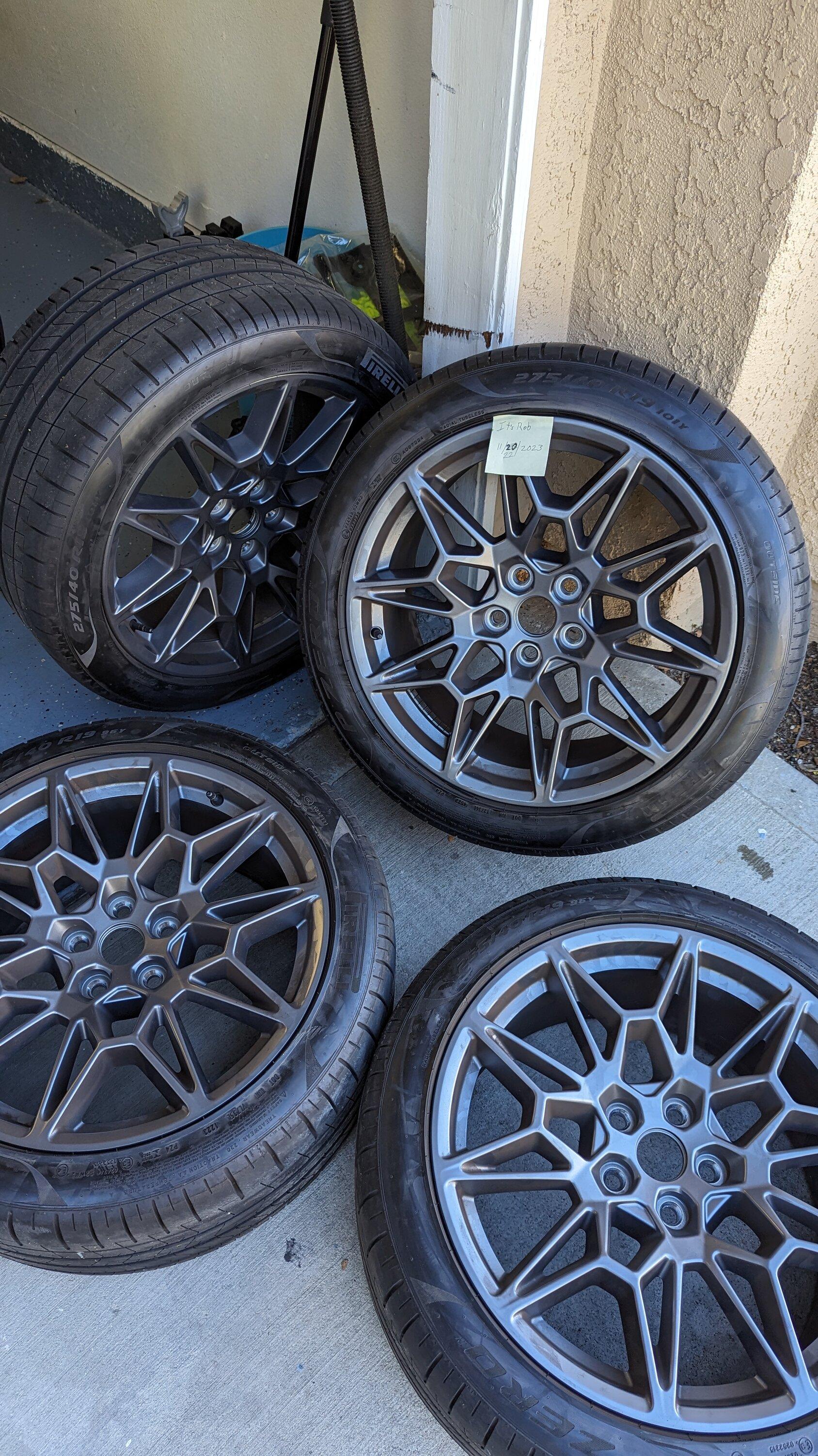 S650 Mustang 2024 mustang 19" X 9" (F) 19" X 9.5" (R) Carbonized Gray-Painted Aluminum Performance Pack wheels and Pirelli PZero tires(PZ4) pxl_20231122_192532876-