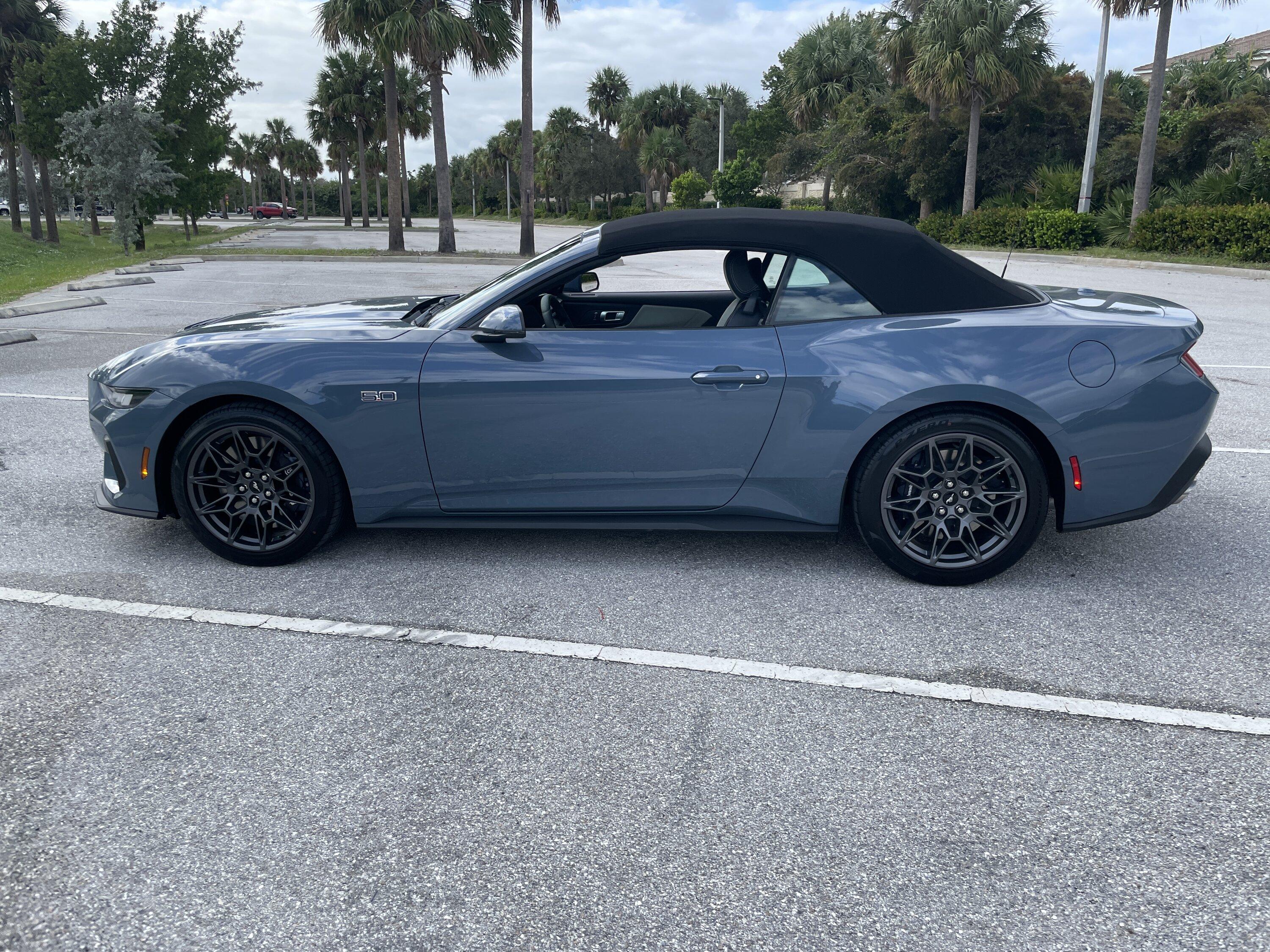 S650 Mustang What's going on with Vapor Blue colour?? Some doubts about the true tone IMG_4830.JPG