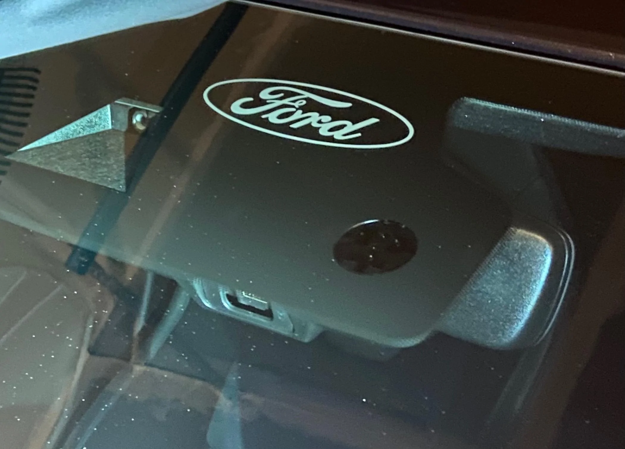 S650 Mustang USB Port in mirror IMG_8263