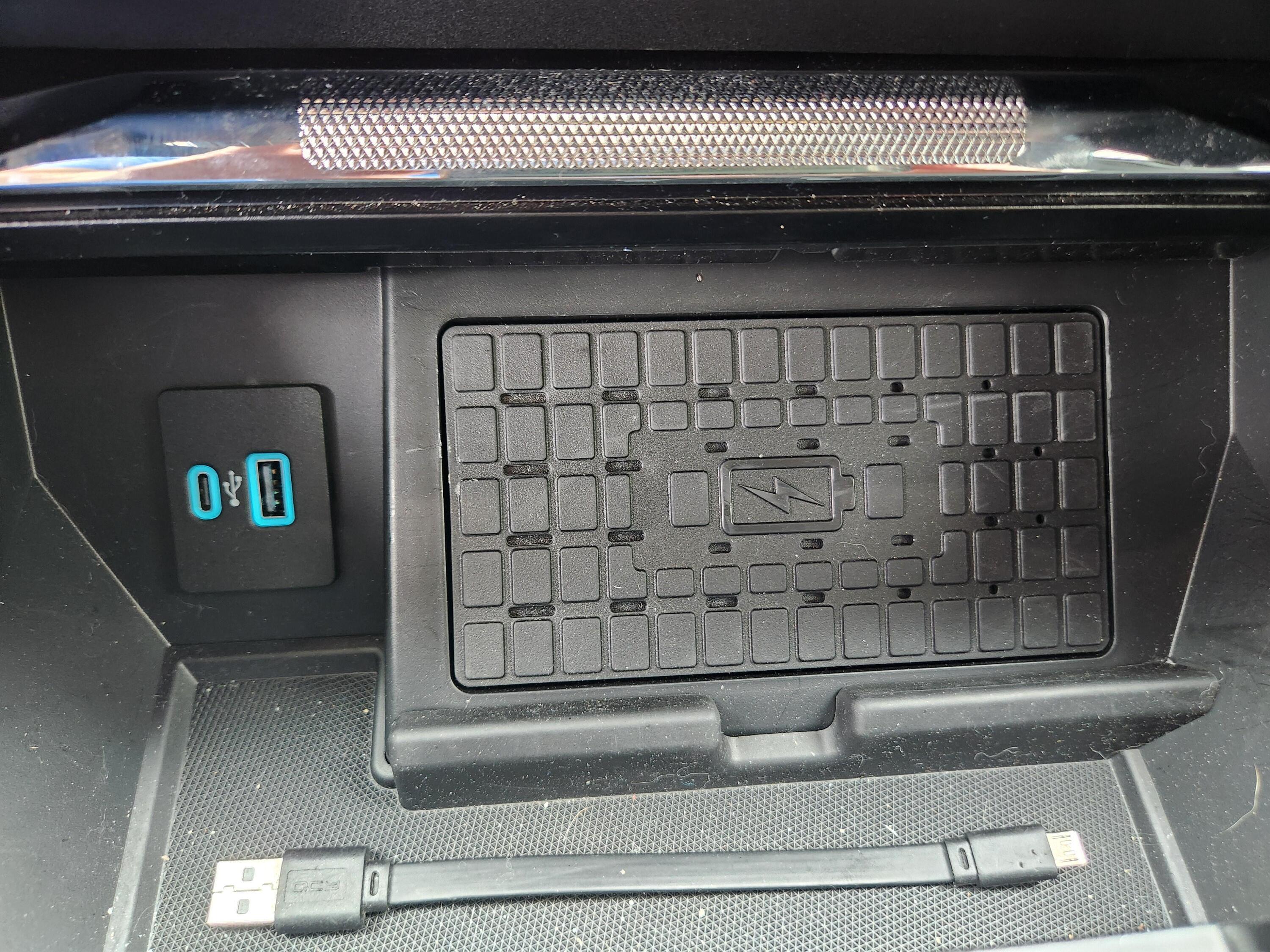 S650 Mustang Proper usage of the wireless charger BUqtmv0