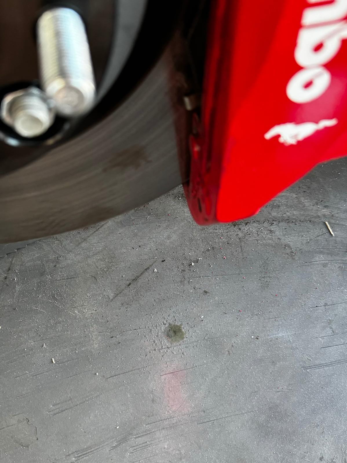 S650 Mustang I dun goofed and damaged my Brembo Brakes (broken seals?) IMG_0547