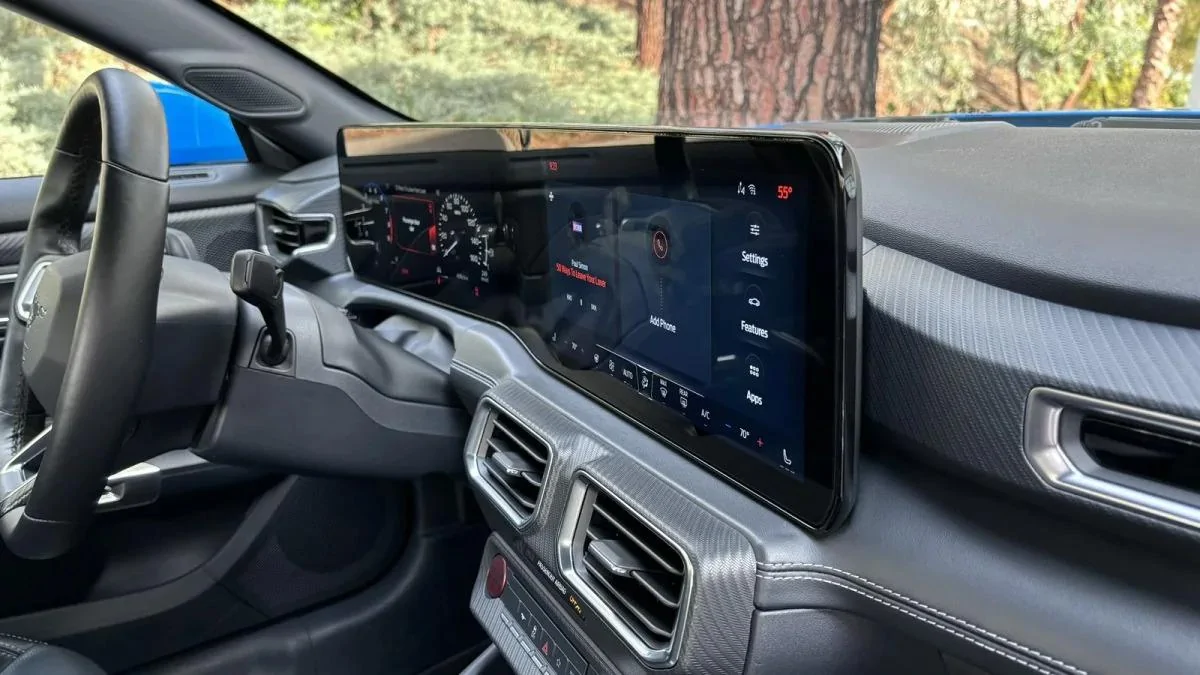 S650 Mustang 2025 GT Review 2024-Ford-Mustang-GT-curved-screen-housing
