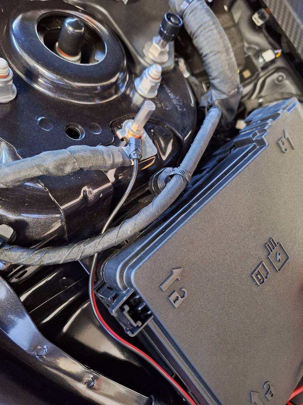 S650 Mustang Installed NOCO Gen 5 battery maintainer 20240930_131812