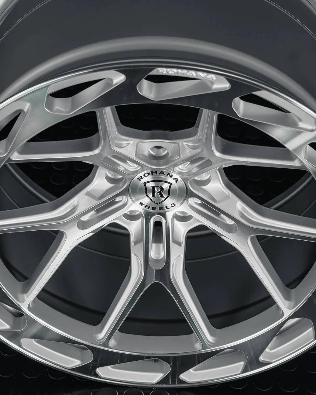 rohana-rfx19-machine-silver-wheels-2.webp