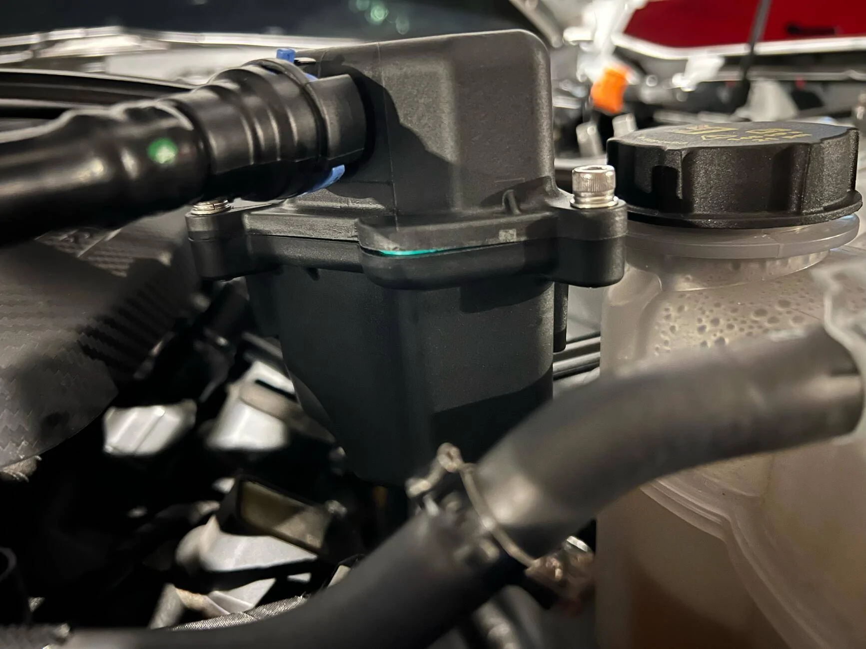 S650 Mustang What is this noise from oil cap? And why is there a "gap" in air/oil separator tempImageXoAJ6W