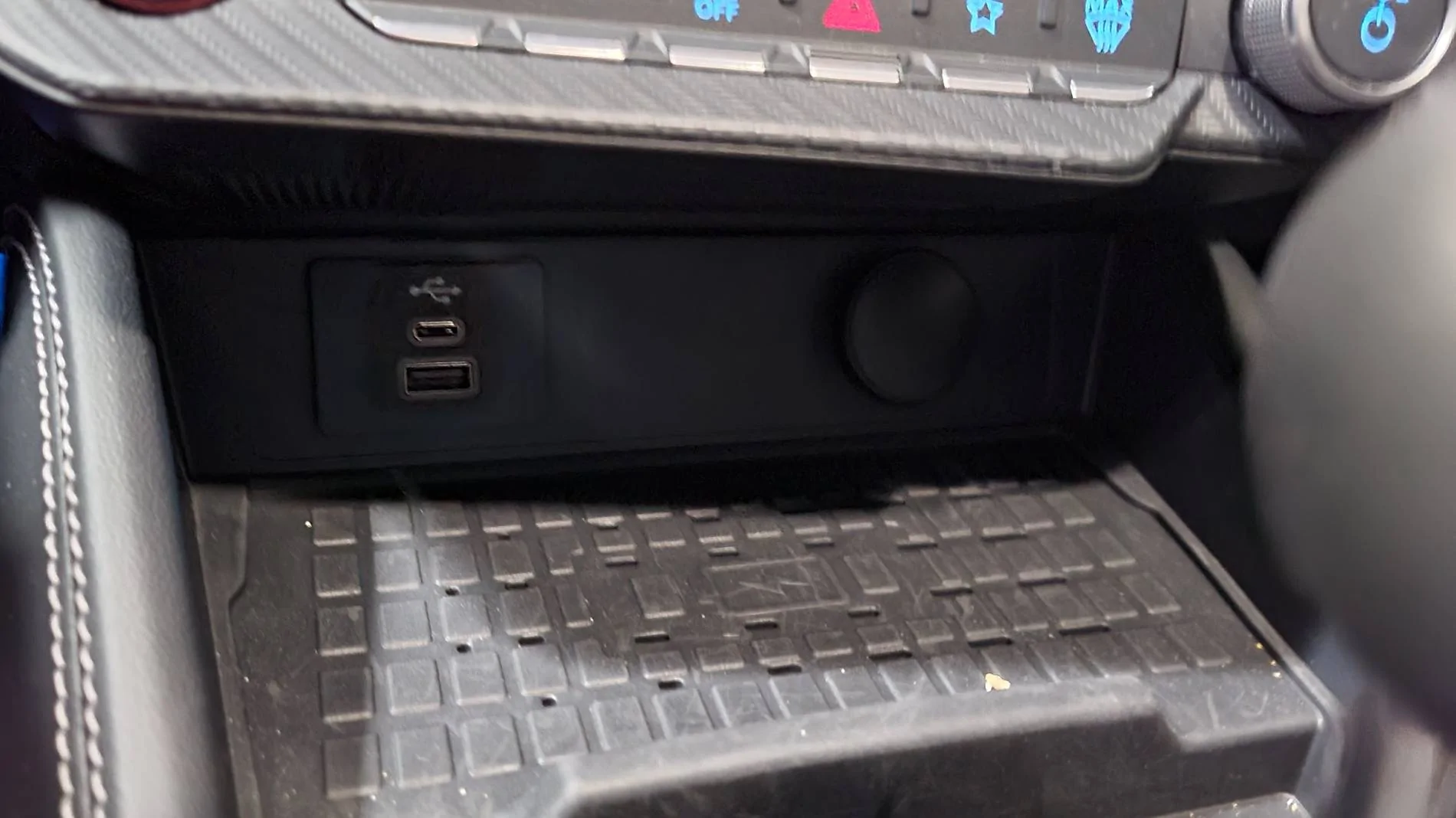 S650 Mustang USB Inside the Console Bin? 20250414_155220