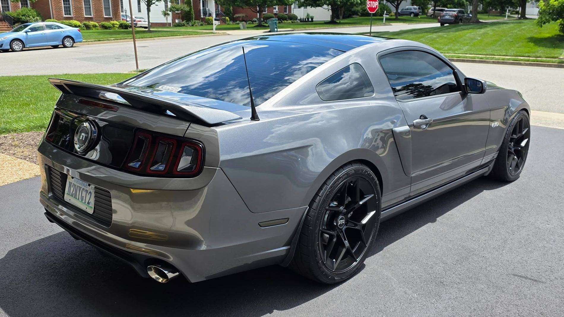 S650 Mustang Aston Martin Vanquish 2013 Grey 3