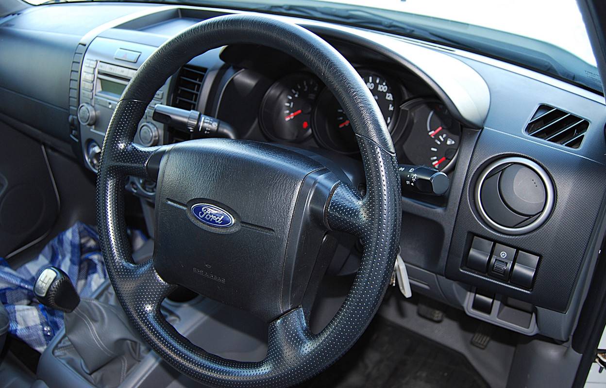 S650 Mustang Hands On The Wheel – Cleaning Your Steering Wheel DSC-0139