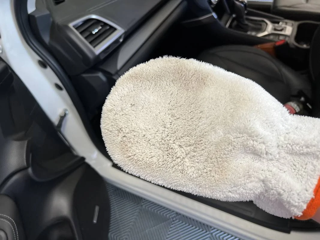 S650 Mustang Hands On The Wheel – Cleaning Your Steering Wheel IMG-2129