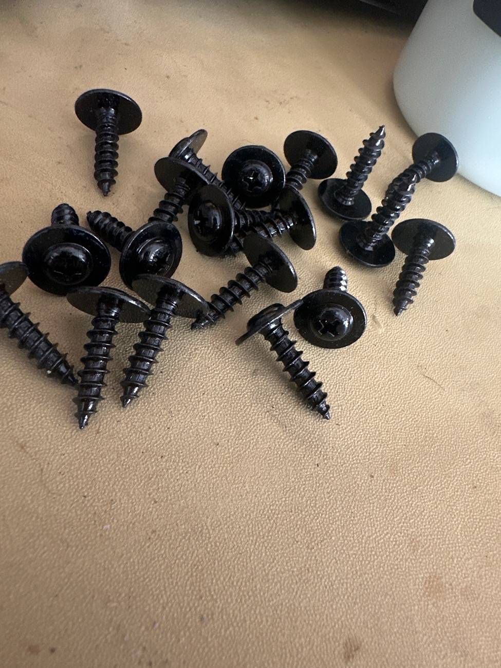 S650 Mustang EOS side skirts - screws needed? image