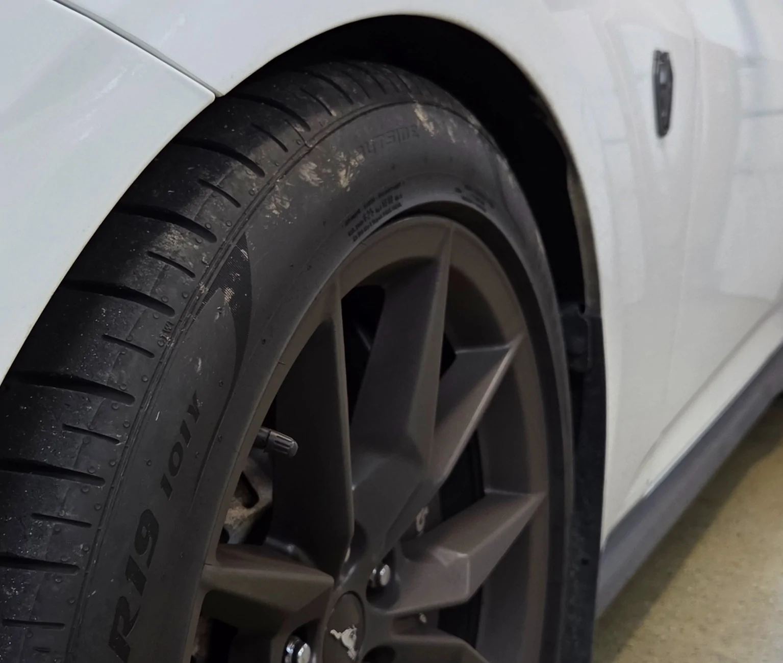 S650 Mustang dark horse 19x9.5 Front, 19x10 max tire size? 20250923_082702
