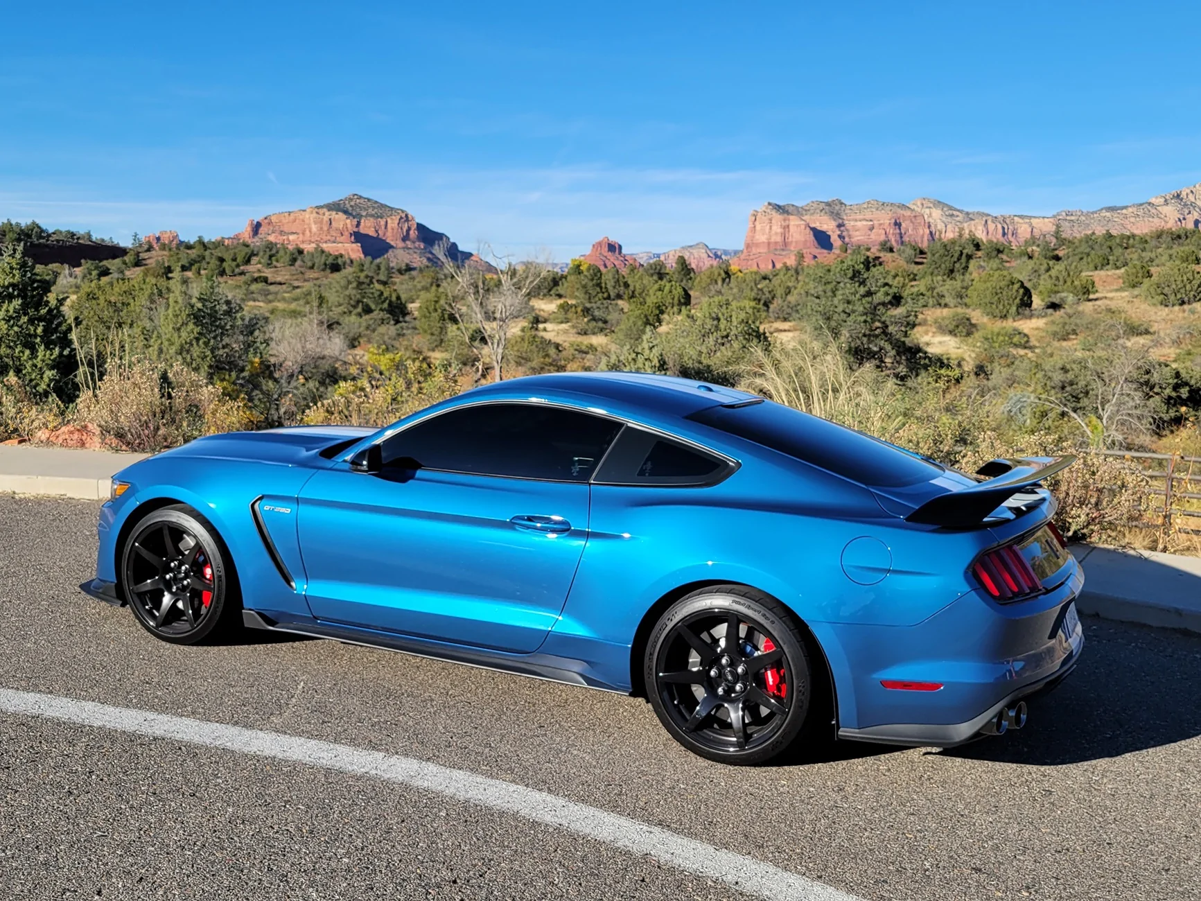 S650 Mustang 2026 GT Adriatic Blue Metallic: Red Brembo or Not? 1000000823