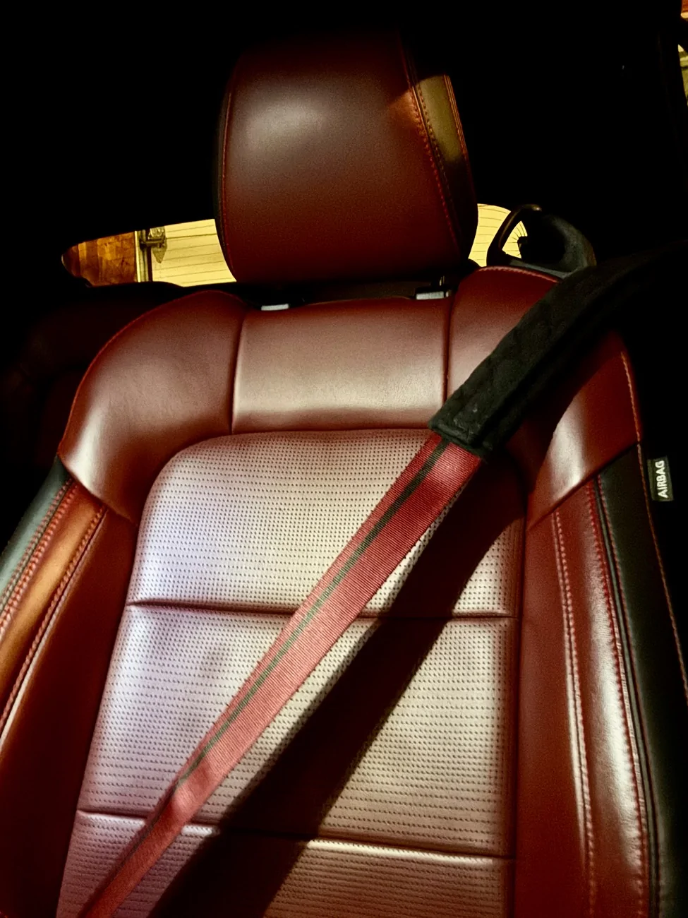 S650 Mustang Post pics of your black interior with red seat belts. Mustang Seat & Seatbelt02
