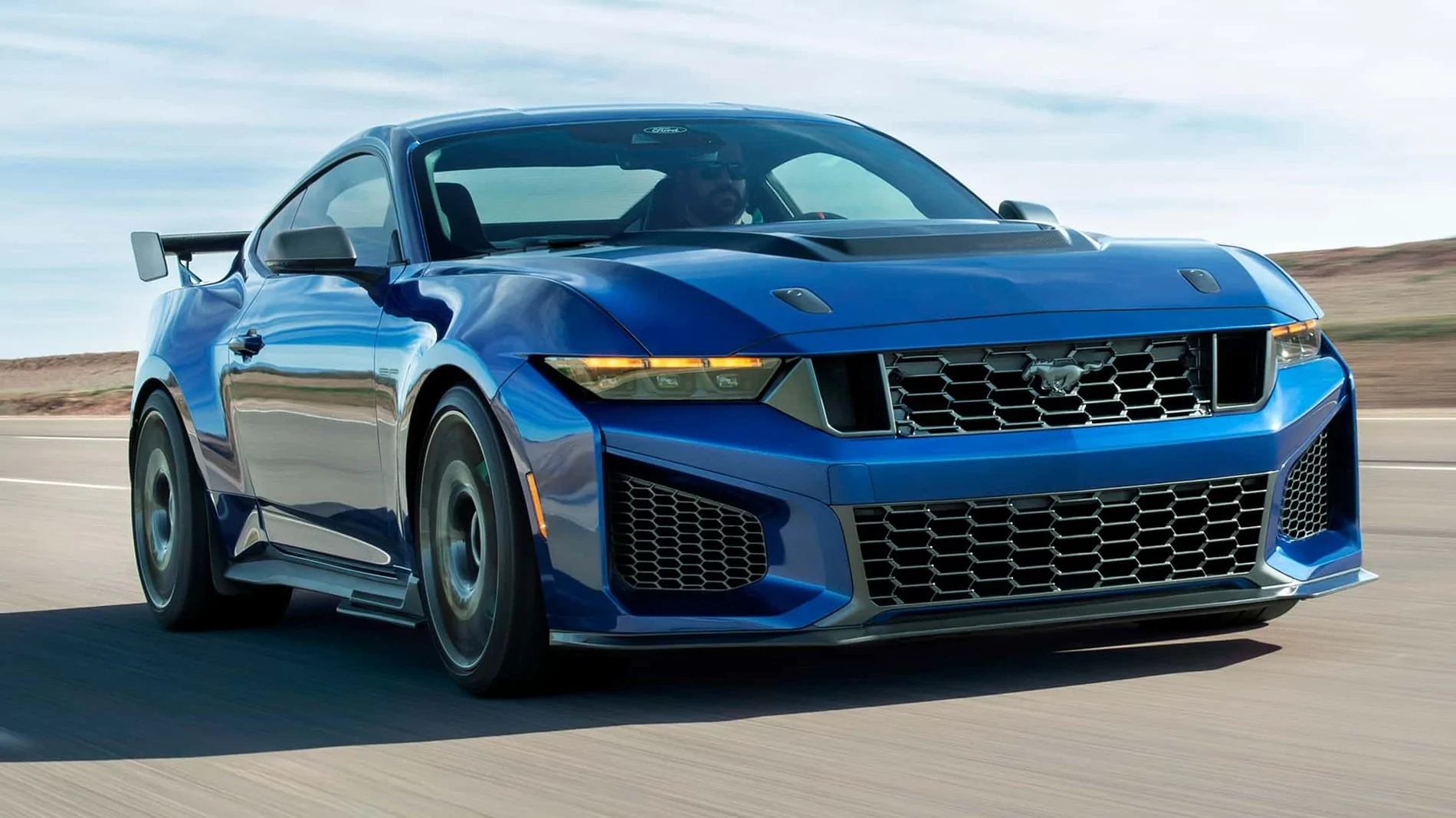 S650 Mustang Does anyone also think that the new DH SC grille will be part of the regular 2027 Mustang refresh line-up? 2026-ford-mustang-dark-horse-sc-track-pack-front-3-4 (1)