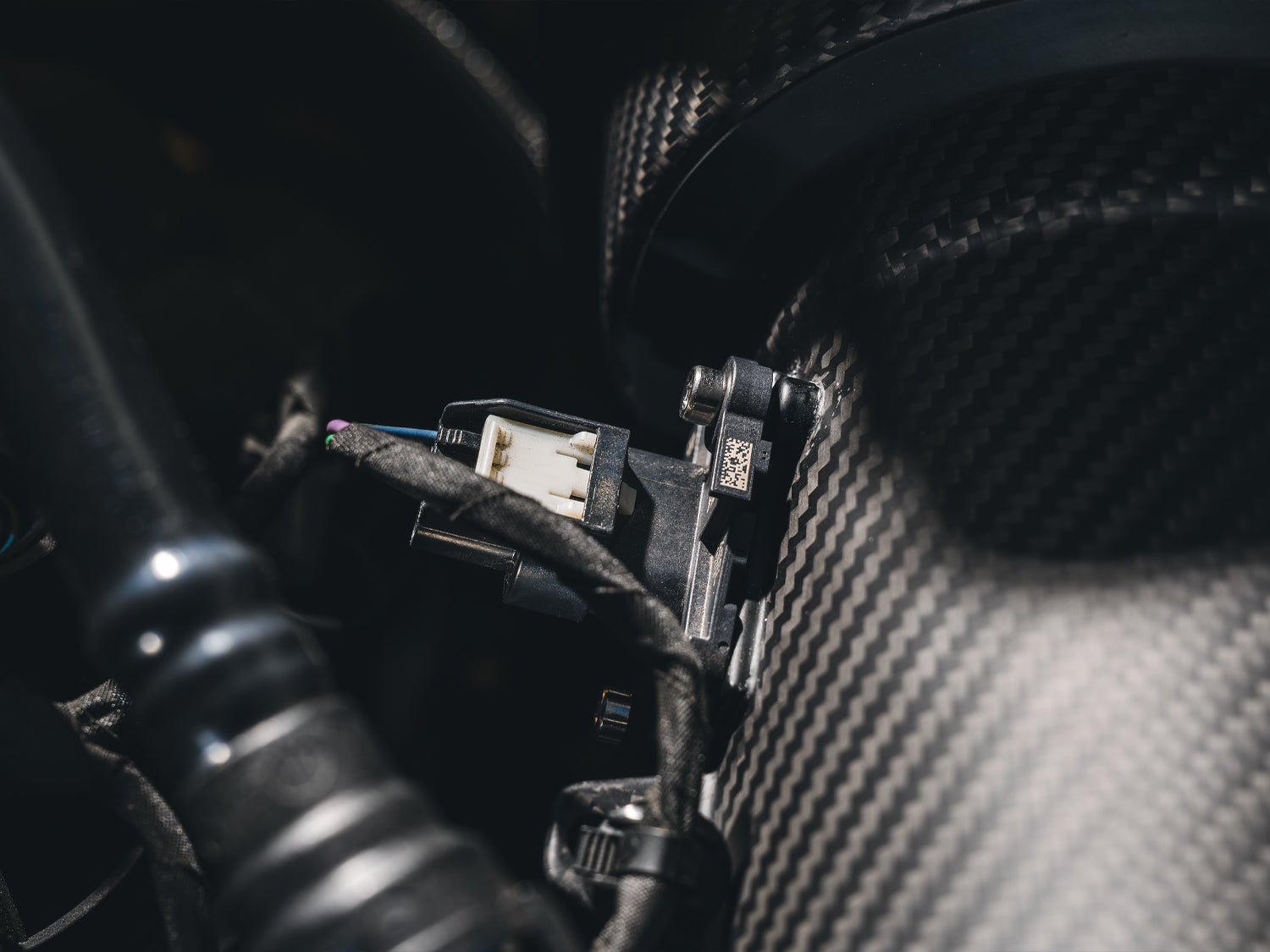 S650 Mustang [Now Available] AWE S-FLO Carbon Intake for 5.0L S650 Mustang GT & Dark Horse 2660-15650_23
