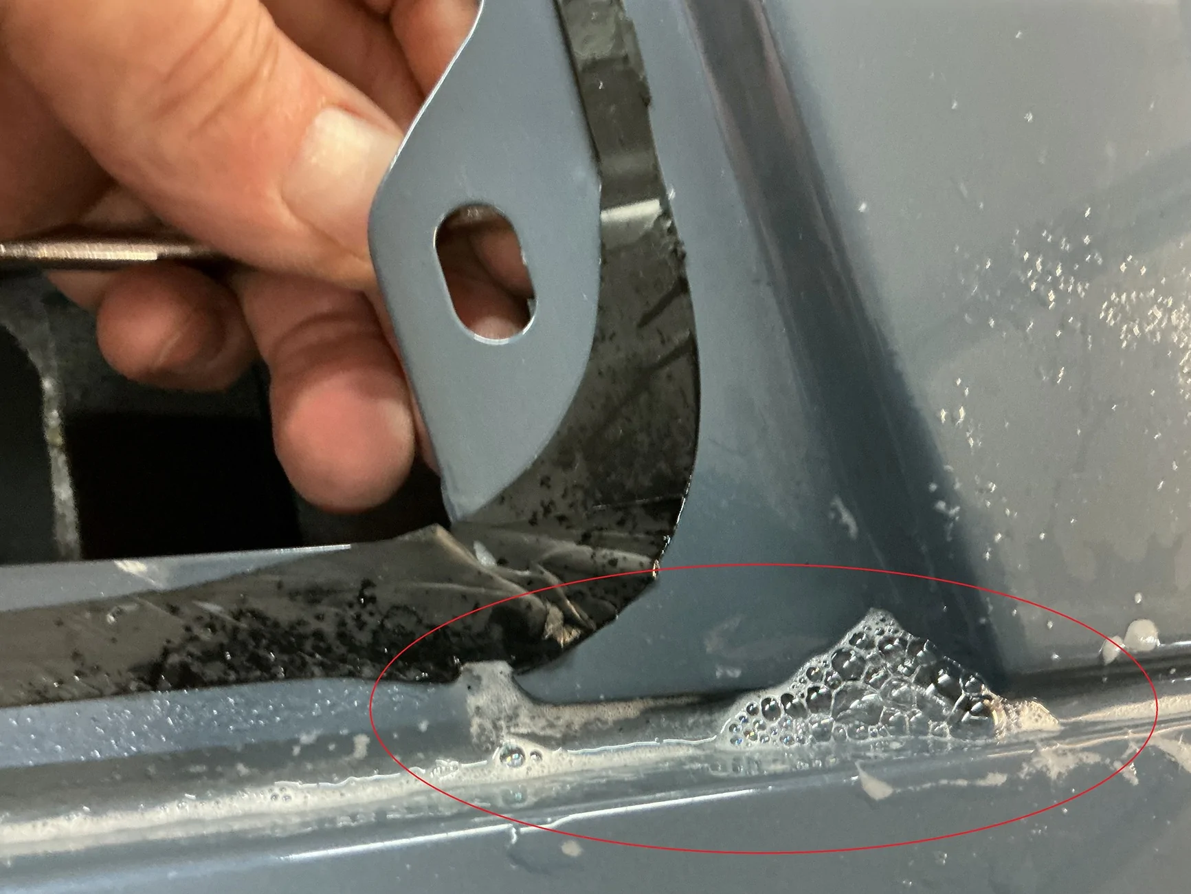 S650 Mustang Water leaking into Trunk Schaden B-Säule rechts nah