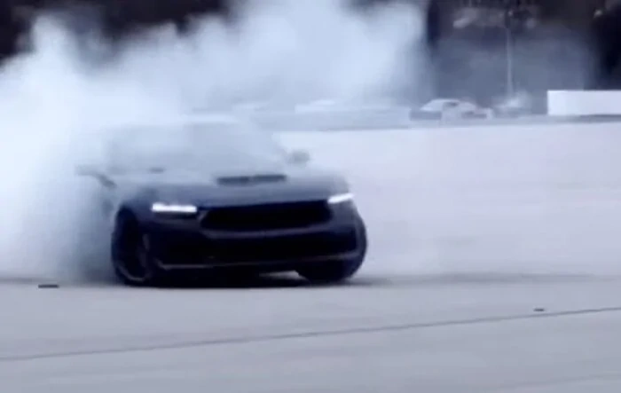 Dark Horse Mustang slippin, slidin, peelin