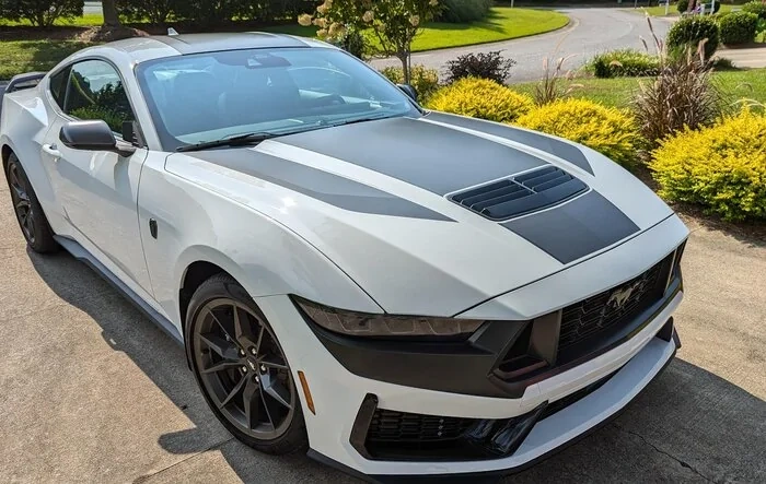 Dark Horse Vinyl Match = Avery Wrapping film Dark Basalt #SW900-871